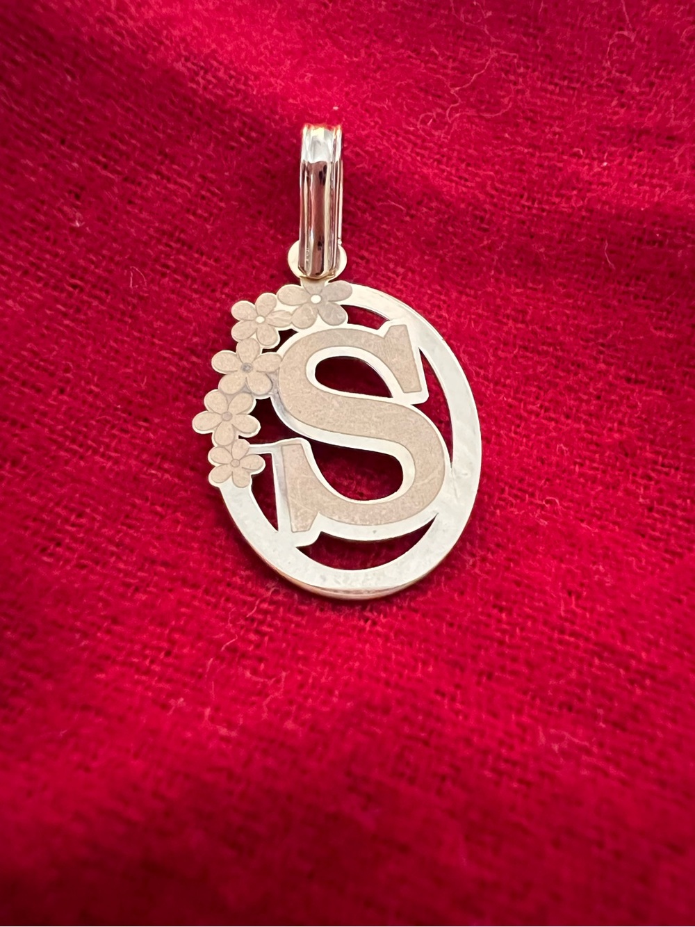 18k Yellow Gold 'S' Floral Initial Pendant Necklace - Elegant Monogram Jewelry.
